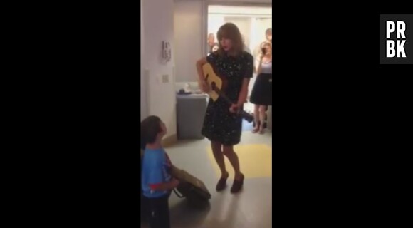 Taylor Swift chante une chanson pour un fan atteint d'un cancer : la vidéo touchante