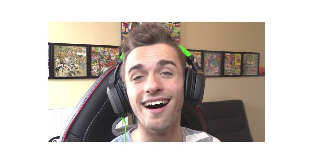 Squeezie le YouTuber se moque de ses photos d
