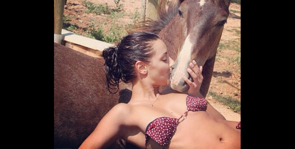  Top sexy de la semaine :&amp;nbsp; &amp;nbsp;  Priscilla Betti et un cheval  