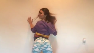 Victoria Justice dévoile son étonnante paire de fesses pour parodier Nicki Minaj
