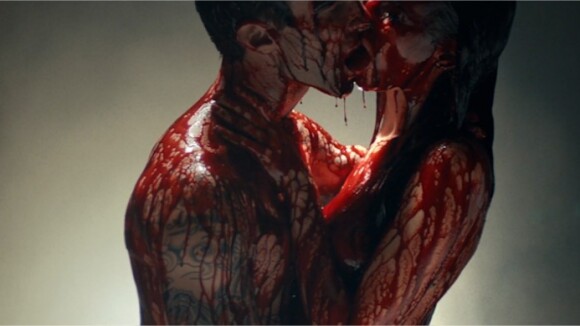 Adam Levine et Behati Prinsloo nus, torrides et sanglants pour le clip d'Animals