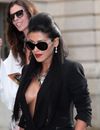 Ayem décolletée au défilé Versace en juillet 2014