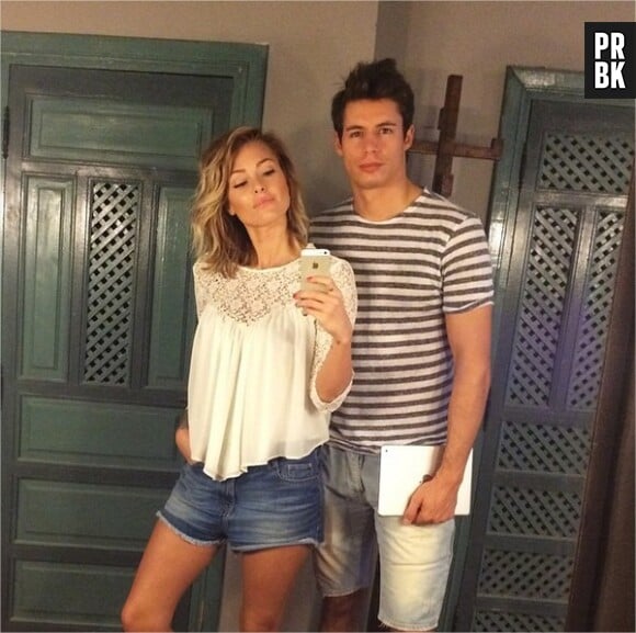Caroline Receveur et Valentin Lucas prennent la pose pour un selfie