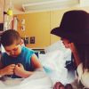 Selena Gomez écoute un enfant malade, le 8 octobre 2014 dans un hôpital de LA