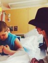  Selena Gomez &eacute;coute un enfant malade, le 8 octobre 2014 dans un h&ocirc;pital de LA 