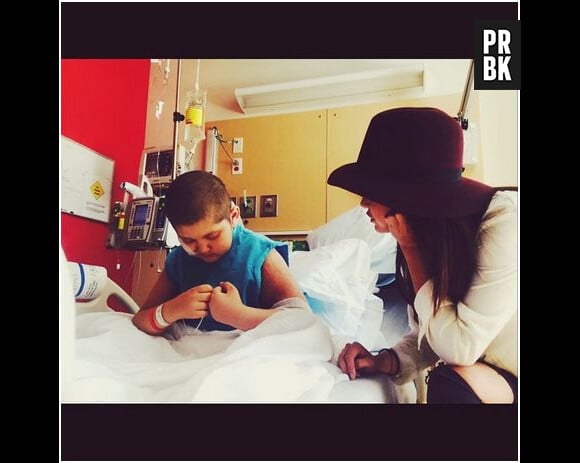 Selena Gomez écoute un enfant malade, le 8 octobre 2014 dans un hôpital de LA