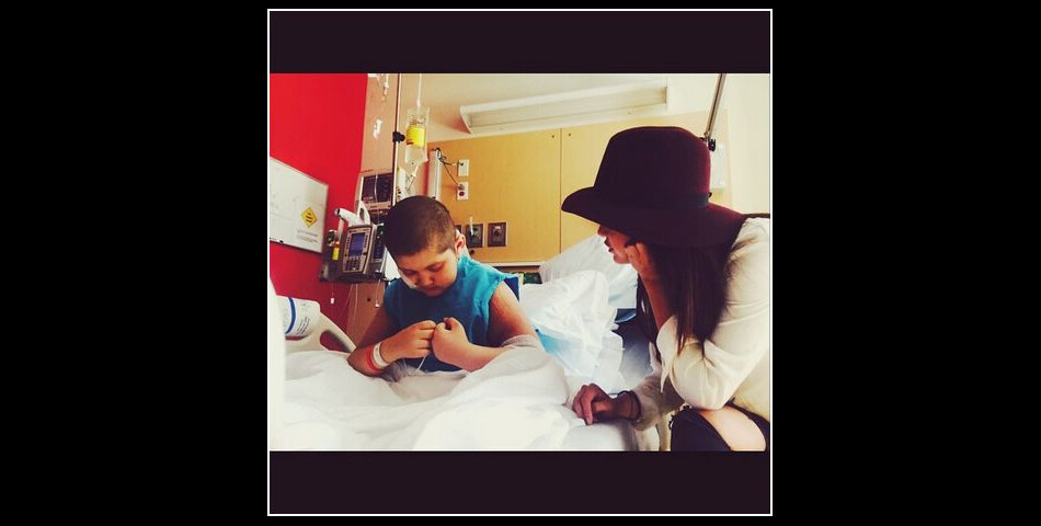  Selena Gomez &amp;eacute;coute un enfant malade, le 8 octobre 2014 dans un h&amp;ocirc;pital de LA 