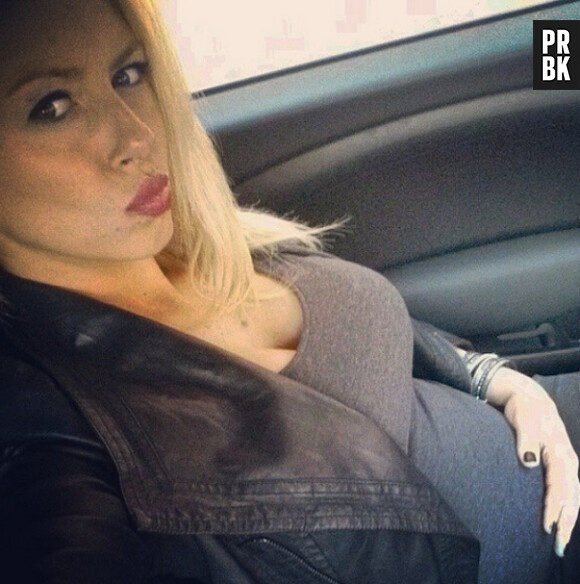 Stéphanie Clerbois exhibe une nouvelle fois son baby bump sur Instagram