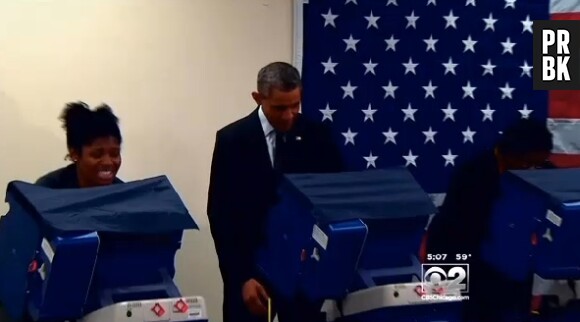 Barack Obama s'amuse au bureau de votes