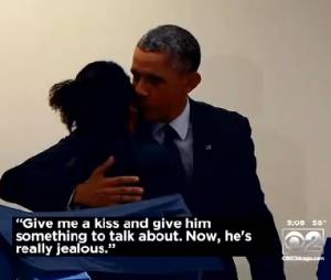 Barack Obama embrasse une &eacute;lectrice