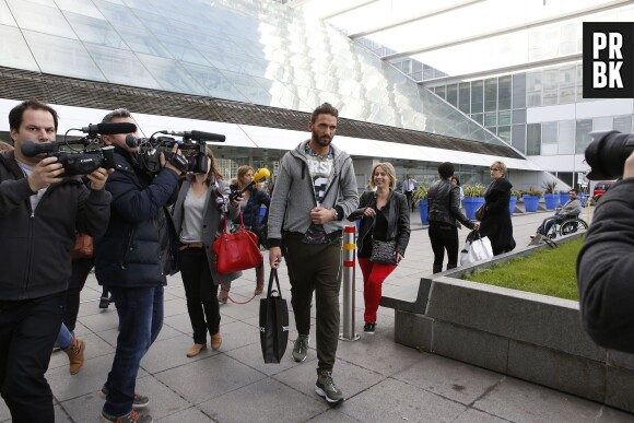 Thomas Vergara suivi par les médias à sa sortie de l'hôpital européen Georges Pompidou à Paris, le 12 novembre 2014