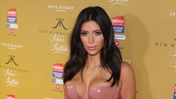Kim Kardashian ose la robe en latex et ultra décolletée