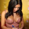 Kim Kardashian sexy dans une robe en latex, le 18 novembre 2014 à Melbourne