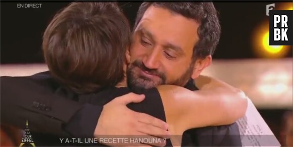 Cyril Hanouna dans les bras d'Alessandra Sublet sur le plateau d'Un Soir à la Tour Eiffel, le 19 novembre 2014