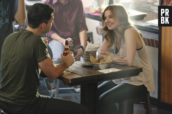 Revenge saison 4, épisode 9 : Emily flirte avec Ben sur une photo