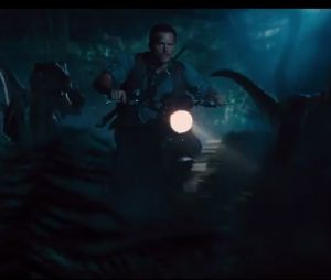 Jurassic World : Chris Pratt entouré de vélociraptors