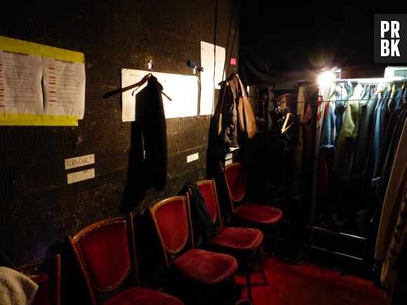 Situé derrière la scène, cette espace permet aux artistes de changer de tenues