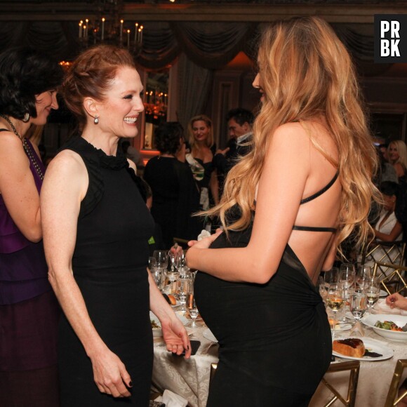 Blake Lively et Julianne Moore en pleine discussion à la soirée Women of Worth de L'Oreal, le 2 décembre 2014 à New York