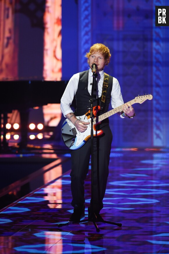 Ed Sheeran chante pendant le défilé Victoria's Secret, le 2 décembre 2014 à Londres
