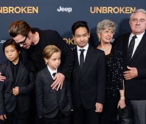 Brad Pitt, ses enfants Pax, Shiloh et Maddox, et ses parents Jane et William Pitt, sur le tapis rouge de l'avant-première d'Invincible (Unbroken) à Los Angeles, le 15 décembre 2014
