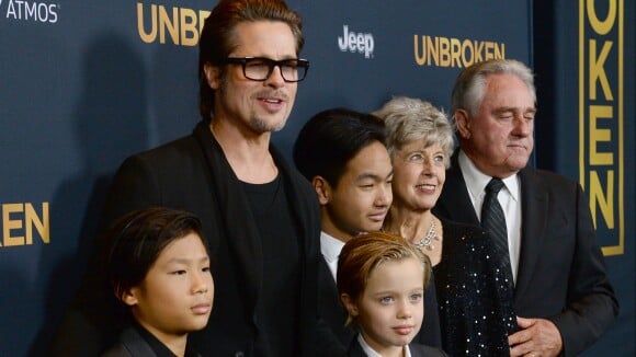 Brad Pitt en famille sur le tapis rouge d'Invincible, Angelina Jolie clouée au lit avec la varicelle