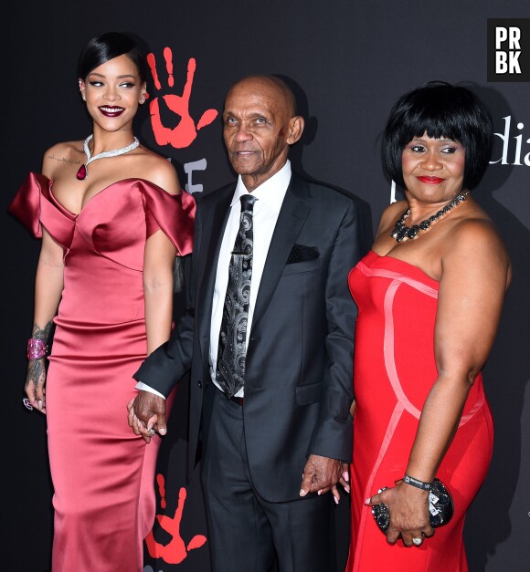 Rihanna aux côtés de son grand-père et de sa mère au Diamond Ball