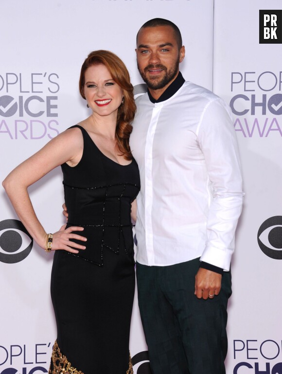 Sarah Drew et Jesse Williams de Grey's Anatomy sur le tapis-rouge des People's Choice Awards 2015 le 7 janvier à Los Angeles