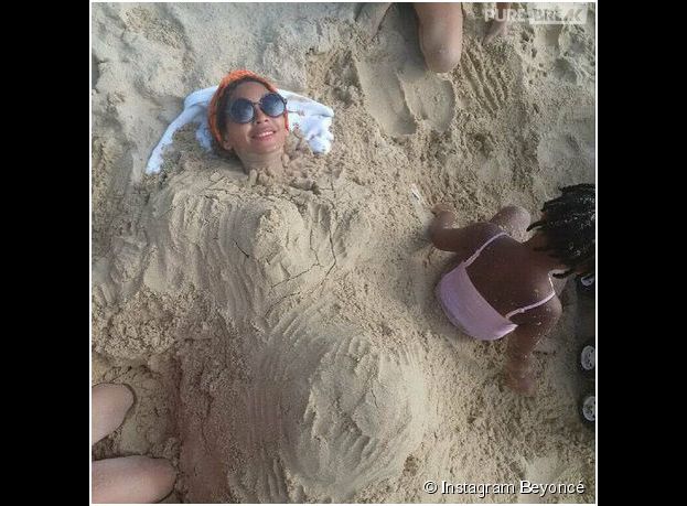 Beyoncé enceinte ? Un baby bump dans le sable, le 11 janvier 2015 sur Instagram