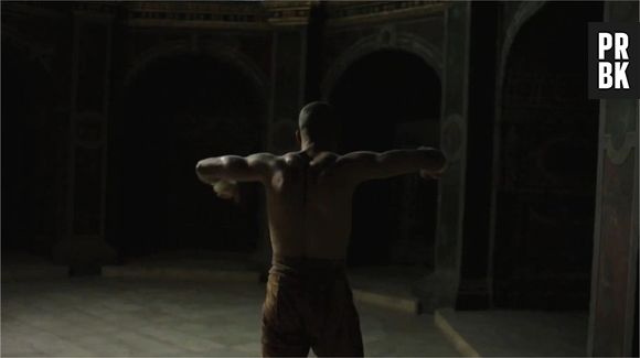 Brahim Zaibat en Athos musclé et sexy dans le teaser du spectacle Les 3 Mousquetaires
