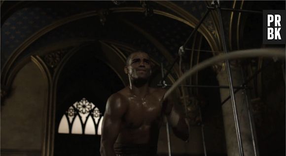 Brahim Zaibat en Athos musclé et sexy dans le teaser du spectacle Les 3 Mousquetaires