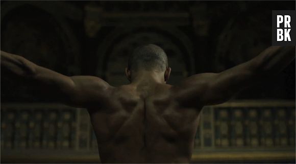 Brahim Zaibat en Athos musclé et sexy dans le teaser du spectacle Les 3 Mousquetaires