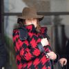 Cobie Smulders maman : son bébé caché sous son manteau à l'aéroport de Los Angeles, le 28 janvier 2015