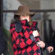  Cobie Smulders maman : son b&eacute;b&eacute; cach&eacute; sous son manteau &agrave; l'a&eacute;roport de Los Angeles, le 28 janvier 2015 