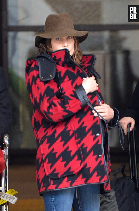 Cobie Smulders maman : son bébé caché sous son manteau à l'aéroport de Los Angeles, le 28 janvier 2015