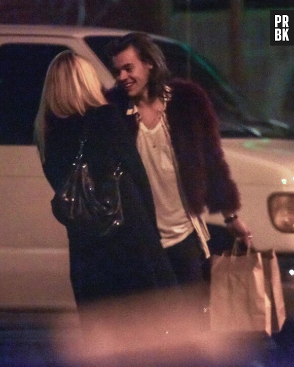 Harry Styles et Nadine Leopold souriants dans les rues de New York, le 18 décembre 2014