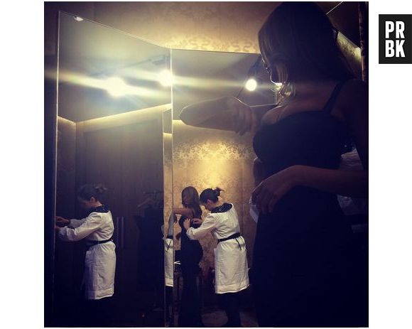 Zahia Dehar : robe moulante et décolletée à Milan en janvier 2015