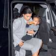  Kim Kardashian cr&eacute;e la pol&eacute;mique en faisant porter un manteau de fourrure &agrave; sa fille North 