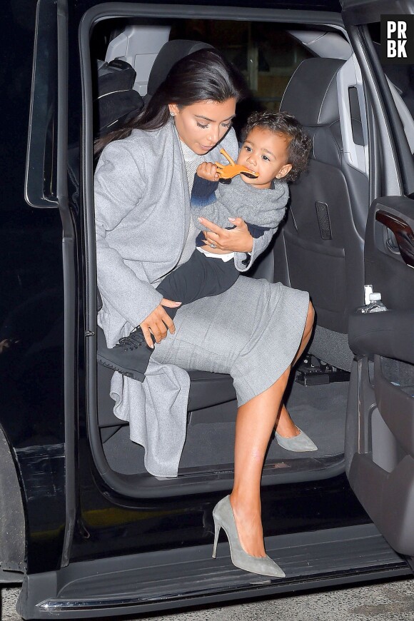Kim Kardashian crée la polémique en faisant porter un manteau de fourrure à sa fille North