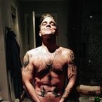 Robbie Williams complètement nu sur Twitter... pour concurrencer Kim Kardashian