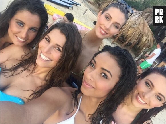 Delphine Wespiser, Camille Cerf, Flora Coquerel, Malika Ménard et Laury Thilleman lors du voyage d'intégration de Camille Cerf avec les Miss France à Punta Cana