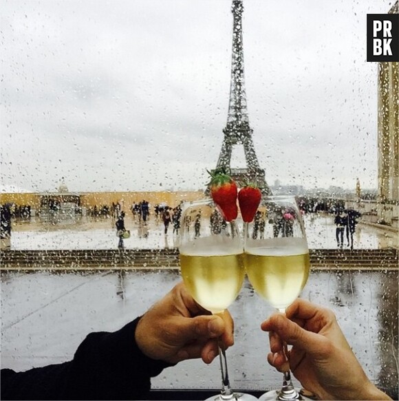 Marine Lorphelin et son petit ami Zack Dugong devant la Tour Eiffel pour la Saint Valentin, 14 février 2015