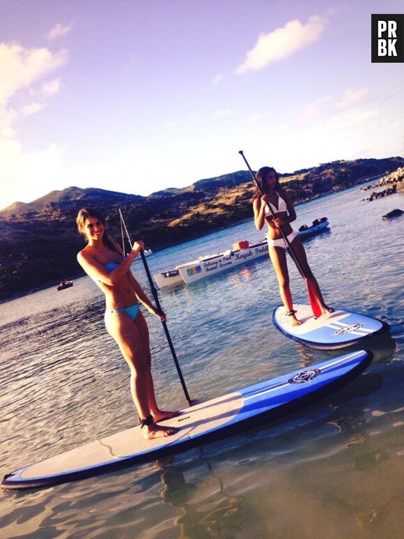 Laury Thilleman et Flora Coquerel sexy en bikini pour une séance de paddle lors du voyage d'intégration de Camille Cerf, à Punta Cana