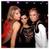 Kim Kardashian aux côtés de Taylor Swift et de Karlie Kloss aux BRIT Awards 2015