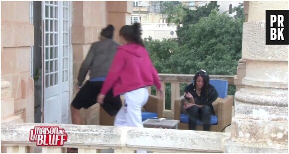 La Maison du Bluff 5 : Julien Guirado jette un oeuf sur Claire