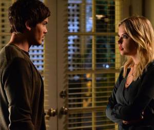 Pretty Little Liars saison 5, épisode 22 : Hanna (Ashley Benson) et Caleb (Tyler Blackburn) sur une photo