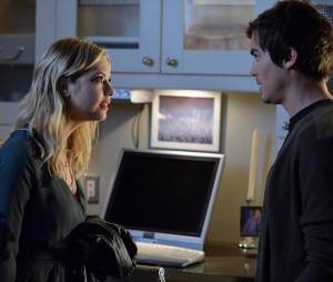 Pretty Little Liars saison 5, épisode 22 : Caleb (Tyler Blackburn) et Hanna (Ashley Benson) sur une photo