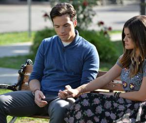 Pretty Little Liars saison 5, épisode 22 : Ian Harding et Lucy Hale sur une photo