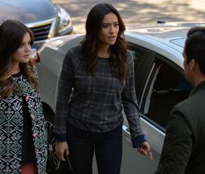 Pretty Little Liars saison 5, épisode 22 : Aria ( Lucy Hale) et Emily (Shay Mitchell) sur une photo