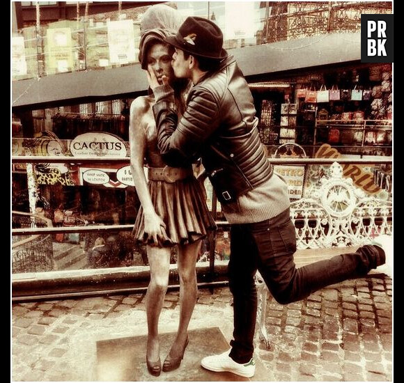 Christophe Licata embrasse une statue d'Amy Winehouse pendant son séjour à Londres en mars 2015