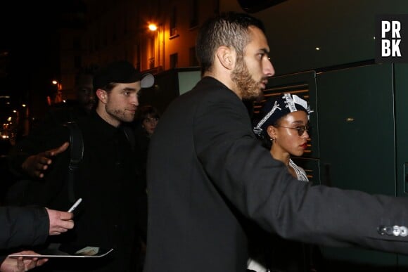 Robert Pattinson et FKA Twigs bien entourés à Paris le 4 mars 2015